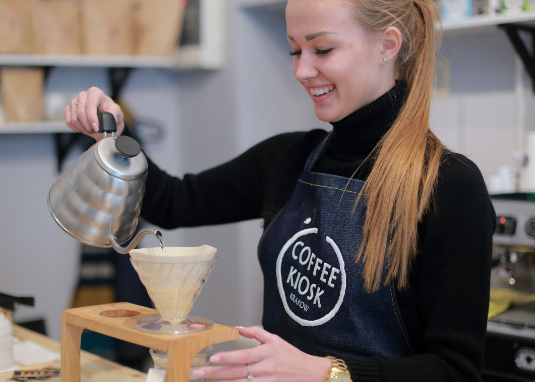 コーヒーを淹れる女性バリスタ